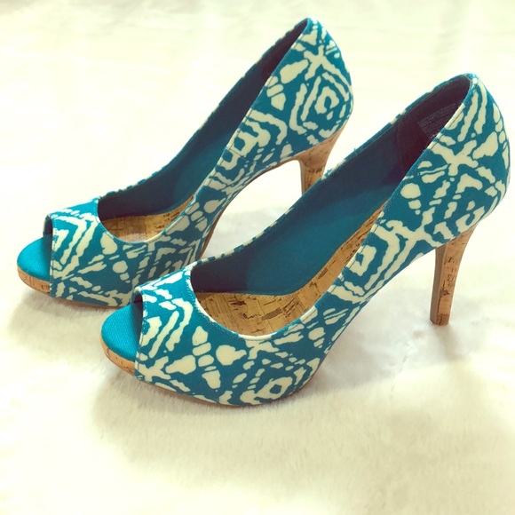 Christian Siriano Shoes - 🎊HOST PICK 🎊 NIB Teal and White Peep Toes
